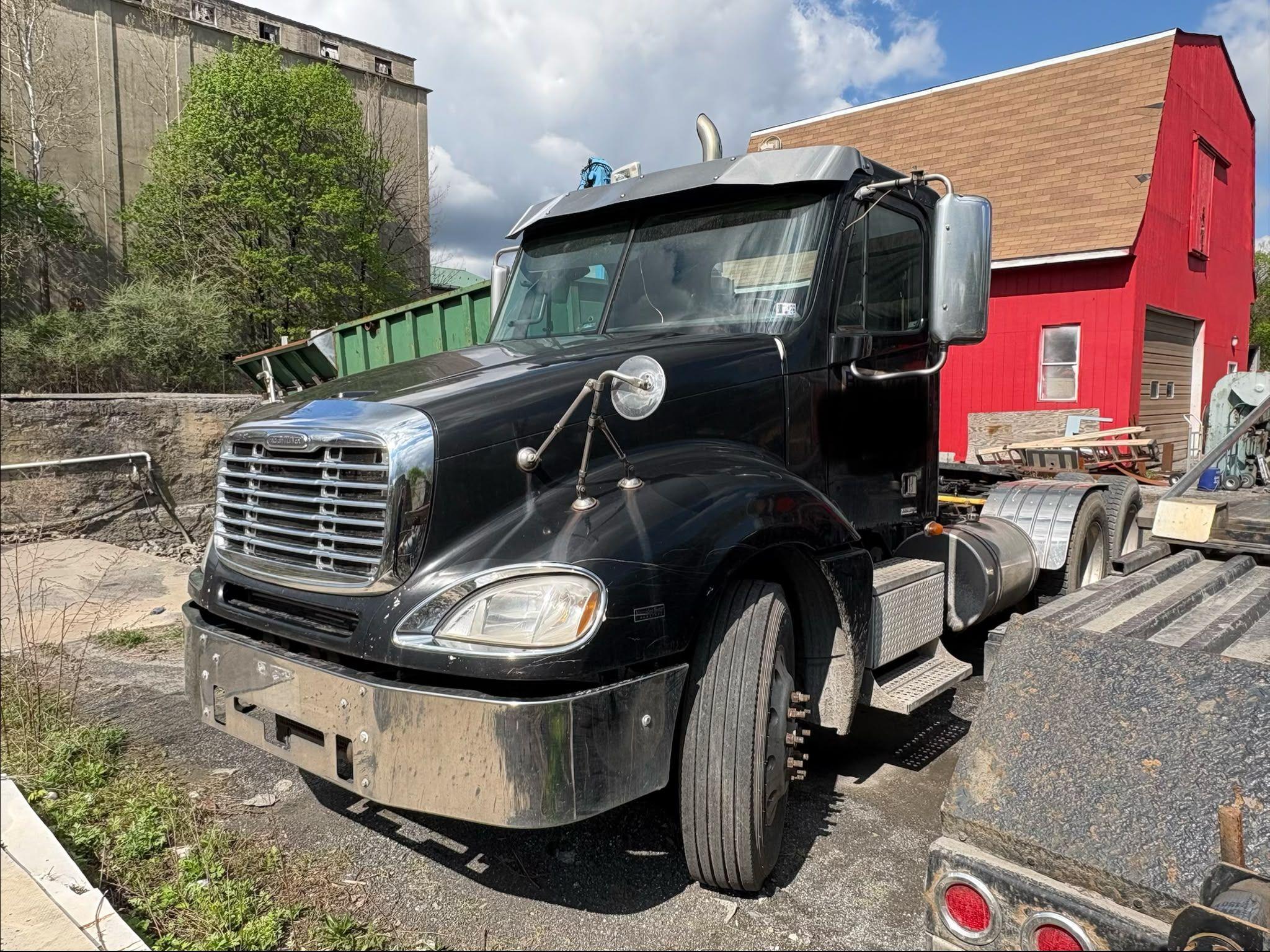 Main view of 2007 Freightliner Columbia 120 Day Cab w/Wet Line