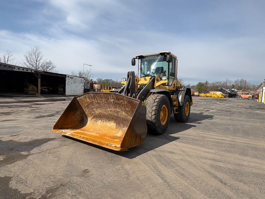 Main view of 2016 Volvo L90H