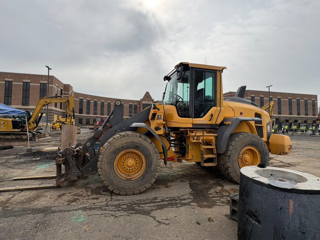 Main view of 2016 Volvo L90H