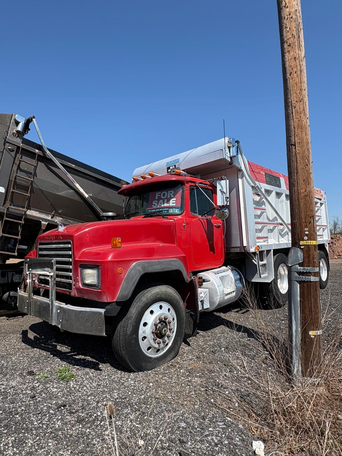 Main view of 1995 Mack RD Tri Axle Dump