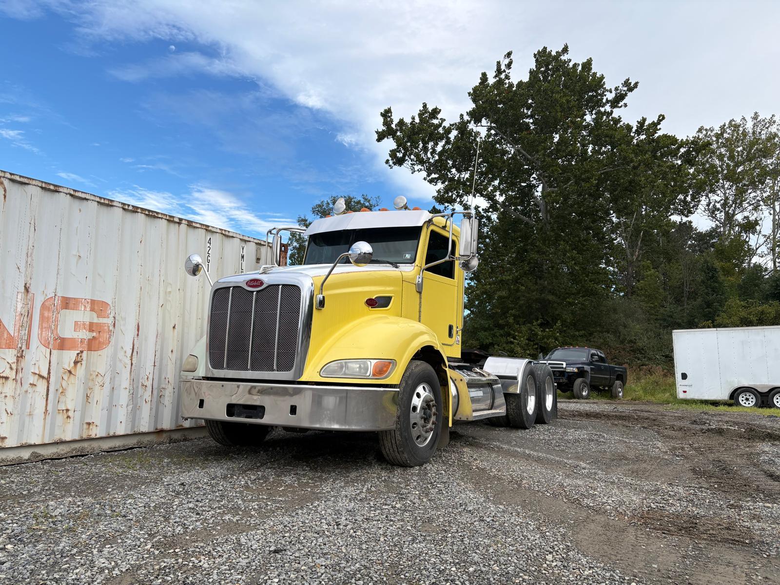 Main view of 2013 Peterbilt 384 Day Cab
